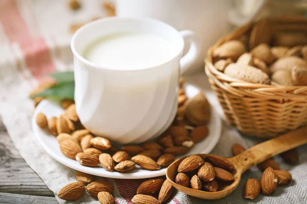 Badem ve badem süt yaz bahçesinde ahşap bir masa. Yararlı gıda.