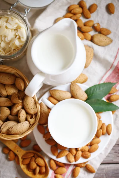 Badem ve badem süt yaz bahçesinde ahşap bir masa. Yararlı gıda.