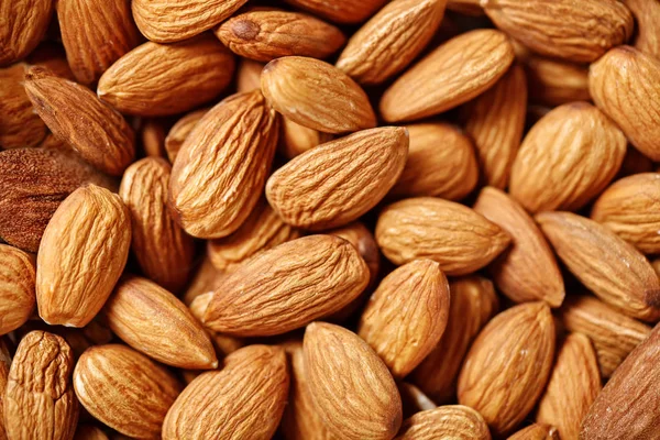 Amandel op een houten tafel in de zomertuin. Nuttig voedsel. Gezonde levensstijl. — Stockfoto