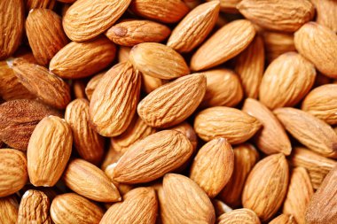 Badem yaz bahçesinde ahşap bir masa üzerinde. Yararlı gıda. Sağlıklı yaşam tarzı.