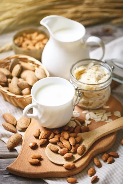 Badem ve badem süt yaz bahçesinde ahşap bir masa. Yararlı gıda.