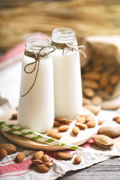 Badem ve badem süt yaz bahçesinde ahşap bir masa. Yararlı gıda.