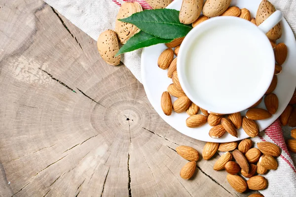 Badem ve badem süt yaz bahçesinde ahşap bir masa. Yararlı gıda.