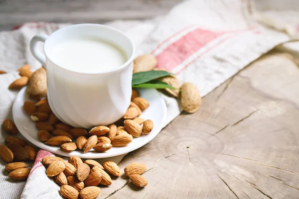 Badem ve badem süt yaz bahçesinde ahşap bir masa. Yararlı gıda.