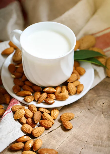 Badem ve badem süt yaz bahçesinde ahşap bir masa. Yararlı gıda.