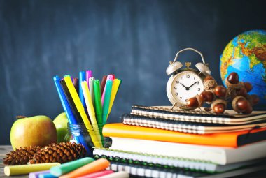 Geri okul ile arka plan için okul malzemeleri. Yukarıdan görüntülemek.