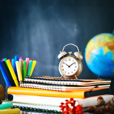 Geri okul ile arka plan için okul malzemeleri. Yukarıdan görüntülemek.