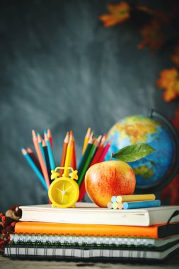 Geri okul ile arka plan için okul malzemeleri. Yukarıdan görüntülemek.