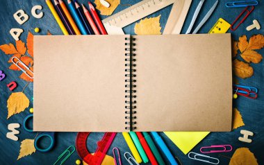 Geri okul ile arka plan için okul malzemeleri. Yukarıdan görüntülemek.