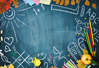 Geri okul ile arka plan için okul malzemeleri. Yukarıdan görüntülemek.