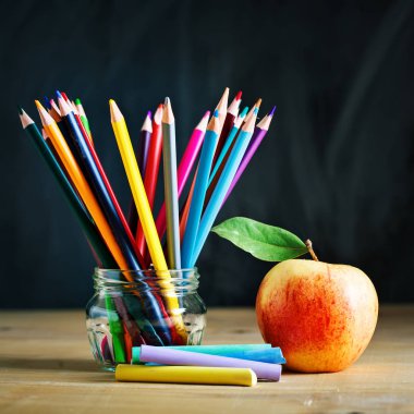 Geri okul ile arka plan için okul malzemeleri. Yukarıdan görüntülemek.