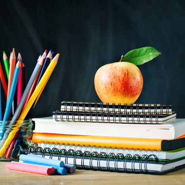 Geri okul ile arka plan için okul malzemeleri. Yukarıdan görüntülemek.