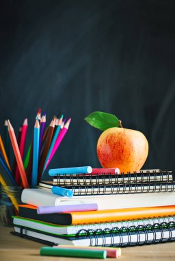 Geri okul ile arka plan için okul malzemeleri. Yukarıdan görüntülemek.