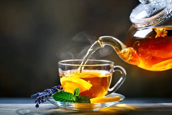 Proces brouwen van thee, thee ceremonie. Kopje vers gezette zwarte thee, warme zachte licht. — Stockfoto