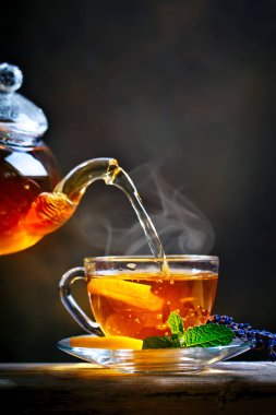 Çay, çay töreni demleme işlemi. Taze demlendi siyah çay, sıcak yumuşak ışık.