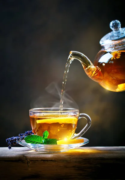 Process brewing tea,tea ceremony. Cup of freshly brewed black tea,warm soft light. — Stock Photo, Image