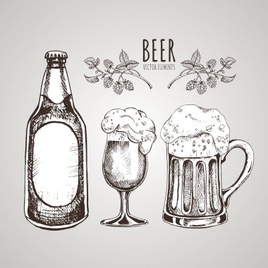 Boyalı öğeleri bira tema üzerinde. Vektör kümesi. Bira cam, kupa, şişe ve hop. Vintage vektör resmi web, poster, partiye davet için oyma.