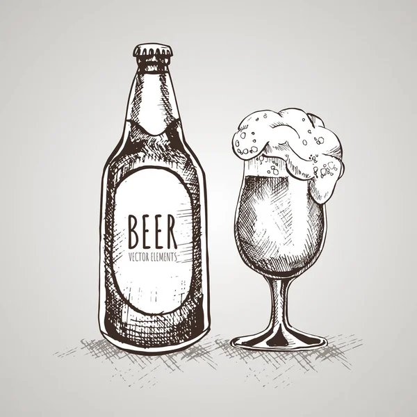 Boyalı öğeleri bira tema üzerinde. Vektör kümesi. Bira cam, kupa, şişe ve hop. Vintage vektör resmi web, poster, partiye davet için oyma.