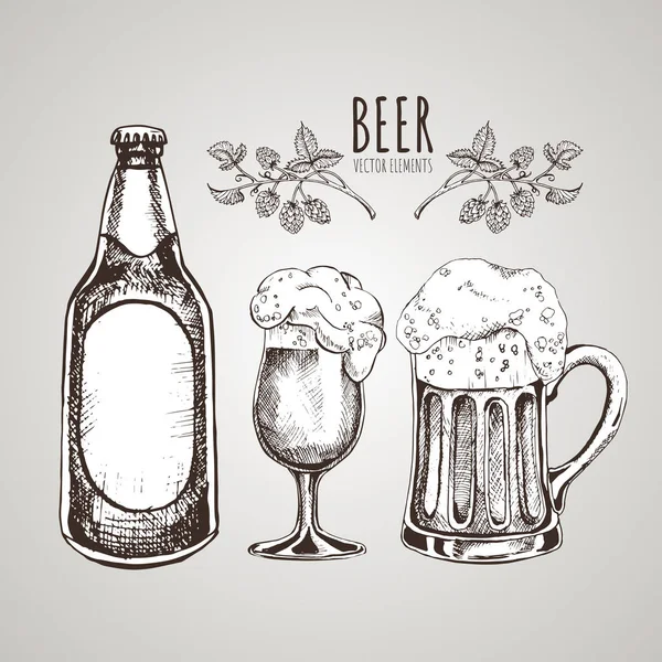 Malovaný prvky na téma piva. Vektorové sada. Pivní sklo, hrnek, láhev a hop. Vintage vektor gravírování obrázku pro web, plakát, Pozvánka na párty. — Stockový vektor