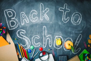 Geri okul ile arka plan için okul malzemeleri. Yukarıdan görüntülemek.