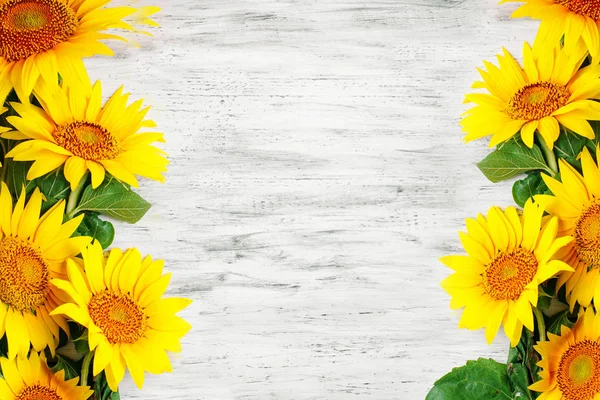 Schöne Sonnenblumen auf einem Holztisch. Blick von oben. Hintergrund mit Kopierraum. — Stockfoto