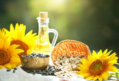 Ayçiçeği ve ayçiçek yağı ile tohumlar üzerinde ahşap bir masa portre fotoğrafı. Biyo ve organik ürün kavramı.