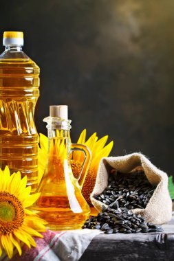 Ayçiçeği ve ayçiçek yağı ile tohumlar üzerinde ahşap bir masa portre fotoğrafı. Biyo ve organik ürün kavramı.