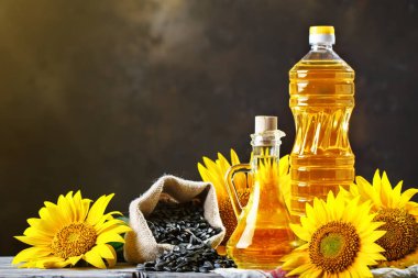 Ayçiçeği ve ayçiçek yağı ile tohumlar üzerinde ahşap bir masa portre fotoğrafı. Biyo ve organik ürün kavramı.