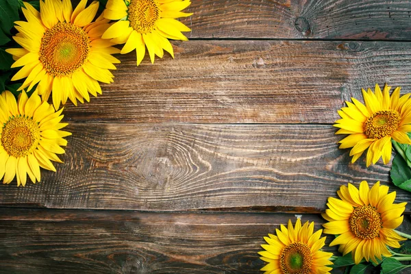 Hermosos girasoles sobre una mesa de madera. Vista desde arriba. Fondo con espacio de copia . — Foto de Stock