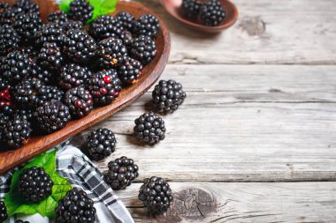 Olgun böğürtlen ve böğürtlen reçeli ahşap bir masa üzerinde. Üstten görünüm.