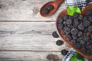 Olgun böğürtlen ve böğürtlen reçeli ahşap bir masa üzerinde. Üstten görünüm.