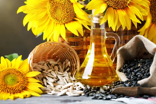 Foto de primer plano de girasoles y aceite de girasol con semillas sobre una mesa de madera. Concepto bio y orgánico del producto . —  Fotos de Stock