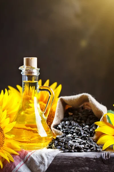 Close-up foto van zonnebloemen en zonnebloemolie met zaden op op een houten tafel. Bio en organisch concept van het product. — Stockfoto