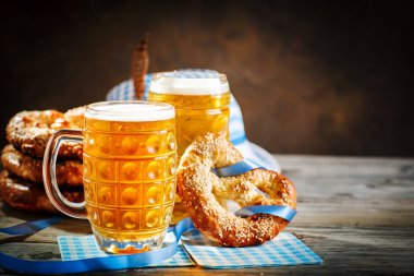 Bira bardağı ve simit ahşap bir masa üzerinde. Oktoberfest. Bira Festivali.
