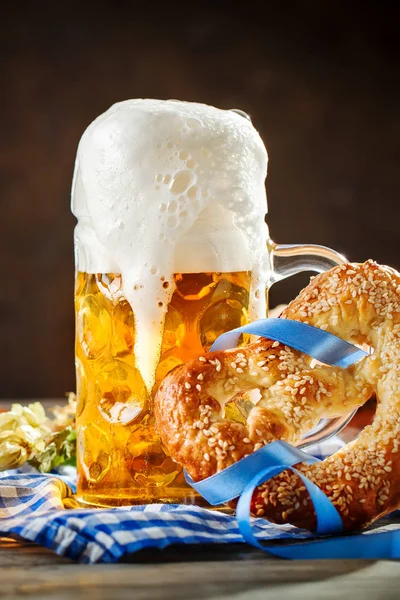 Bira bardağı ve simit ahşap bir masa üzerinde. Oktoberfest. Bira Festivali.