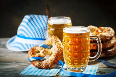 Bira bardağı ve simit ahşap bir masa üzerinde. Oktoberfest. Bira Festivali.
