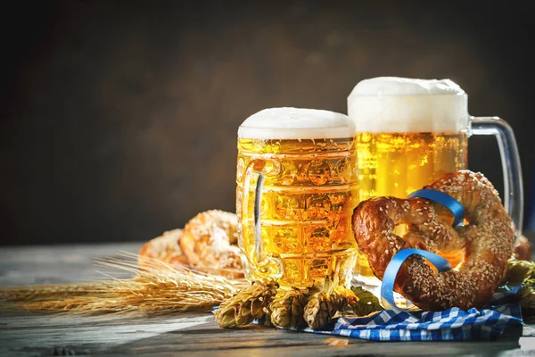 Bierpullen en pretzels op een houten tafel. Oktoberfest. Bierfestival. — Stockfoto