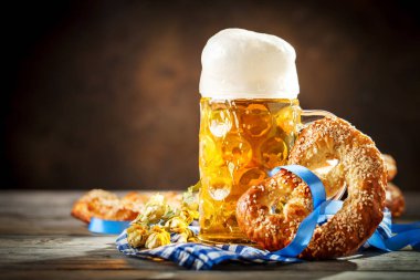 Bira bardağı ve simit ahşap bir masa üzerinde. Oktoberfest. Bira Festivali.