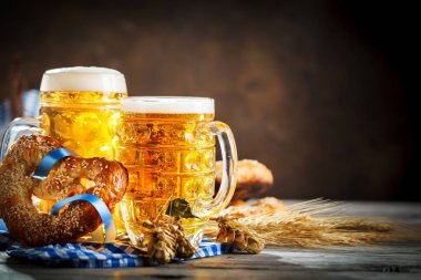 Bira bardağı ve simit ahşap bir masa üzerinde. Oktoberfest. Bira Festivali.