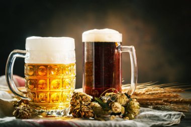 Bira gözlük karanlık bir arka plan üzerinde. Oktoberfest. Bira Festivali. Seçici odak. Arka plan kopya alanı ile.
