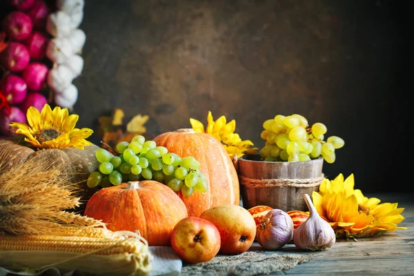 Feliz Dia de Ação de Graças fundo, mesa de madeira decorada com abóboras, milho, frutas e folhas de outono. Festival da colheita. Foco seletivo. Horizontal. Fundo com espaço de cópia . — Fotografia de Stock