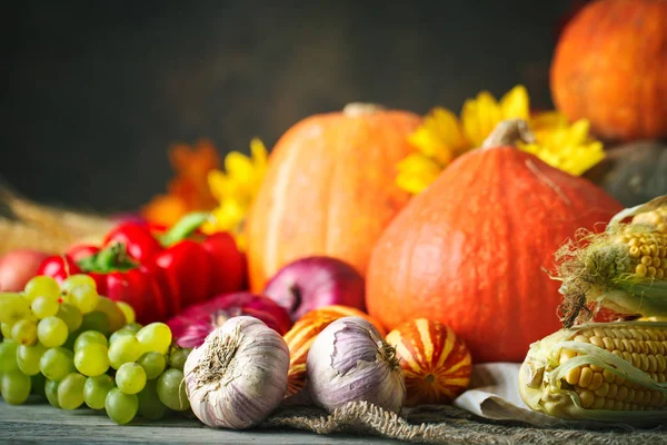 Happy Thanksgiving Day achtergrond, houten tafel versierd met pompoenen, maïs, fruit en herfstbladeren. Oogstfeest. Selectieve aandacht. Horizontale. — Stockfoto