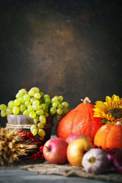 Happy Thanksgiving Day achtergrond, houten tafel versierd met pompoenen, maïs, fruit en herfstbladeren. Oogstfeest. Selectieve aandacht. Horizontaal. Achtergrond met kopie ruimte. — Stockfoto