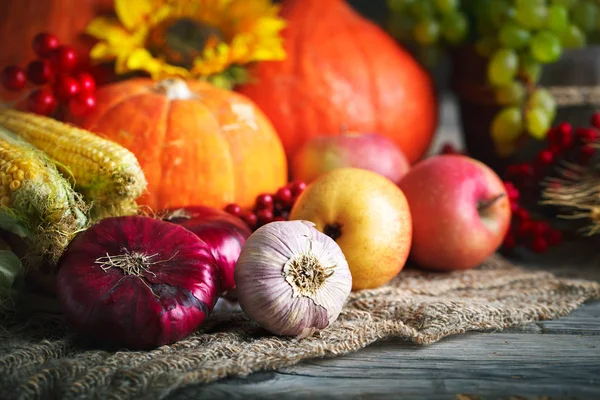 Happy Thanksgiving Day achtergrond, houten tafel versierd met pompoenen, maïs, fruit en herfstbladeren. Oogstfeest. Selectieve aandacht. Horizontale. — Stockfoto