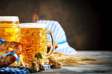 Bira bardağı ve simit ahşap bir masa üzerinde. Oktoberfest. Bira Festivali.