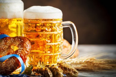Bira bardağı ve simit ahşap bir masa üzerinde. Oktoberfest. Bira Festivali.