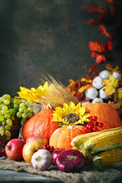 Hintergrund zum Erntedankfest, Holztisch mit Kürbissen, Mais, Früchten und Herbstblättern dekoriert. Erntedankfest. Selektiver Fokus. Vertikal. Hintergrund mit Kopierraum. — Stockfoto