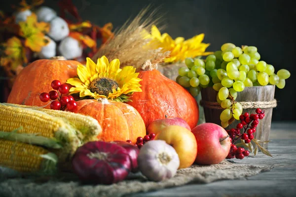 Happy Thanksgiving Day achtergrond, houten tafel versierd met pompoenen, maïs, fruit en herfstbladeren. Oogstfeest. Selectieve aandacht. Horizontale. — Stockfoto