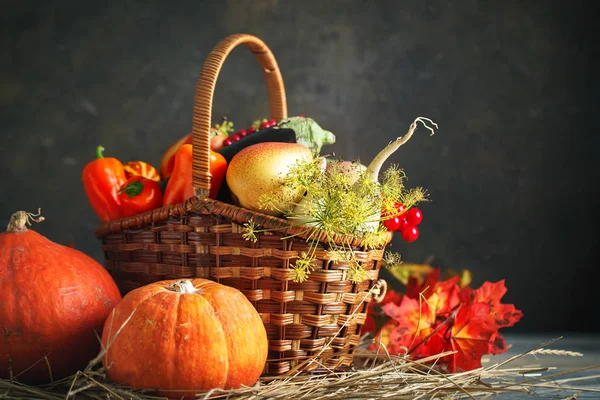 Happy Thanksgiving Day achtergrond, houten tafel versierd met pompoenen, maïs, fruit en herfstbladeren. Oogstfeest. Selectieve aandacht. Horizontaal. Achtergrond met kopie ruimte. — Stockfoto