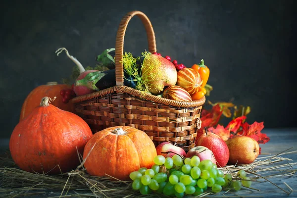 Happy Thanksgiving Day achtergrond, houten tafel versierd met pompoenen, maïs, fruit en herfstbladeren. Oogstfeest. Selectieve aandacht. Horizontaal. Achtergrond met kopie ruimte. — Stockfoto